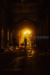 古老拱廊下的金色余晖