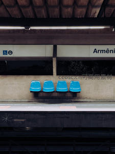 空荡地铁站台的蓝色座椅