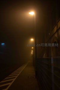 雾中站台，孤灯映照空寂长廊