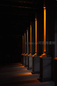 暗夜廊柱，暖光勾勒古典韵律