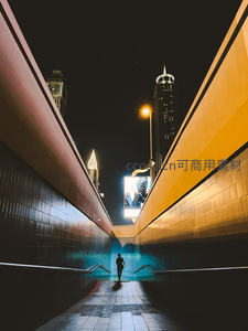 都市隧道，孤影走向霓虹天际