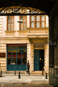 拱门之下古街咖啡馆静谧时光