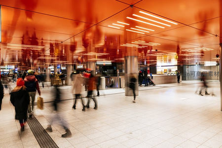 地铁站内光影流动人影匆匆