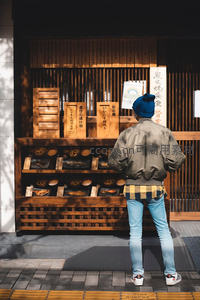 街头美食摊前驻足挑选美味