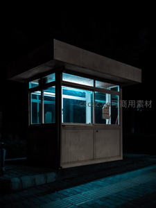 深夜岗亭蓝光映照静谧街道