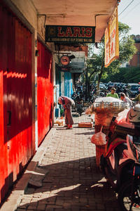 印尼小巷市井烟火，红门与摊贩的日常交响