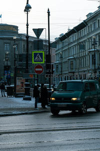 冬日街头绿面包车驶过欧式建筑