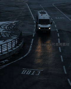 夜幕下机场跑道上的白色服务车