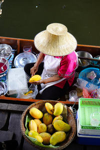 泰国水上市场卖芒果的摊贩