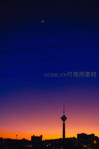 黄昏时分城市天际线与新月同框
