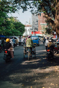街头繁忙三轮车穿梭