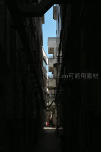 深巷尽头透出一线天