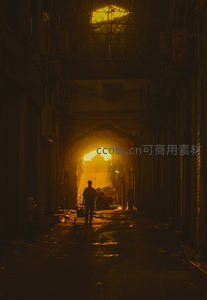 黄昏巷道中的剪影行人
