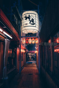 日式拉面小巷夜景，灯笼暖光映照