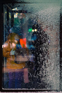 雾气朦胧窗后人影与暖光交织