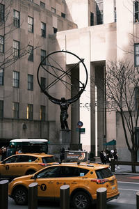 纽约街头阿特拉斯雕像与黄色出租车