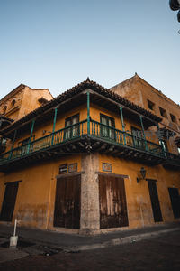 古朴黄墙绿廊建筑，角落里的历史印记