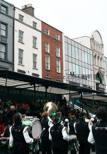 街头乐队演奏，人群欢聚庆祝节日