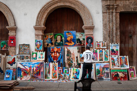 街头画家在古建筑前展示缤纷画作