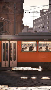 橙色电车穿行于老城石板路间