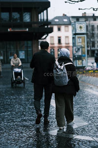 雨后街头，情侣并肩漫步石板路