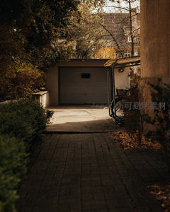 秋日庭院，光影斑驳的小径通向车库