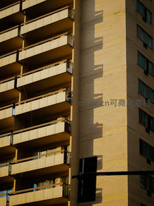 夕阳余晖，高楼阳台投下几何阴影