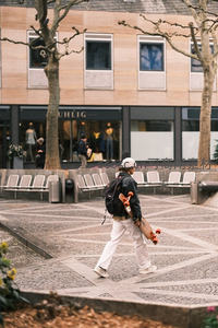 街头滑板少年漫步现代广场