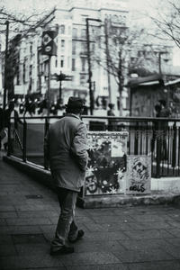 黑白街头行人背影故事感十足