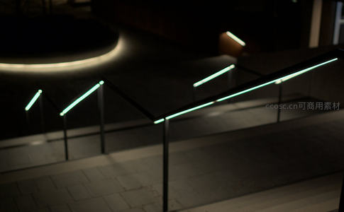夜色中的发光楼梯扶手