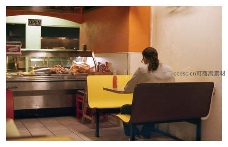 餐厅角落的独处时光