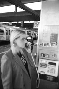 黑白胶片下的车站通话