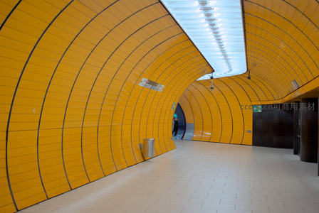 明亮黄色隧道的现代设计