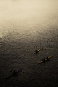 黄昏湖面上的皮划艇剪影
