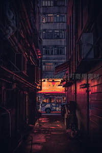 霓虹小巷尽头，公交驶入温暖光晕