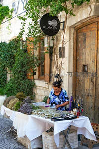 石墙老店前，摊主整理香料的悠闲时光