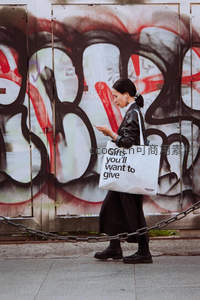 涂鸦墙前时尚女郎