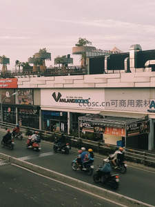 越南街景摩托穿梭书城