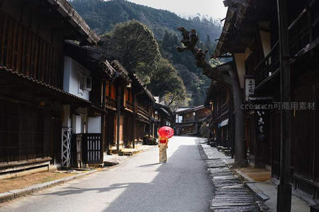 古町屋街道上的红伞行人