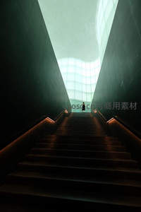 现代艺术馆内通向光明的阶梯