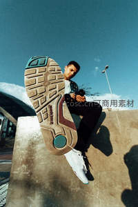 街头滑板少年与运动鞋特写