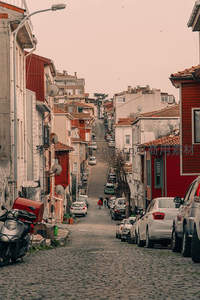 蜿蜒石板路穿行于红顶白墙的坡道街区