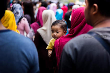 人群中的小宝宝好奇张望