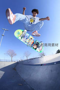 滑板少年腾空而起，蓝天为幕展酷炫技巧