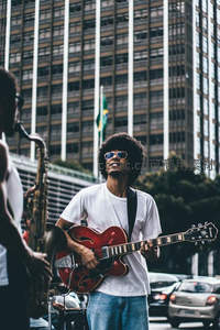 街头音乐家弹奏电吉他享受阳光时刻