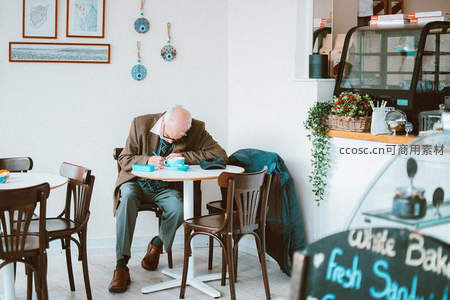 咖啡馆里沉睡的老人，享受宁静午后时光