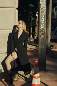 阳光下街边时尚女性写真