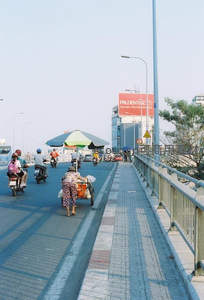 桥上繁忙交通与小贩日常景象