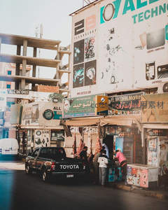 街头市井生活，皮卡停靠商铺前