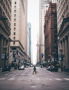 高楼林立间穿行的都市旅人